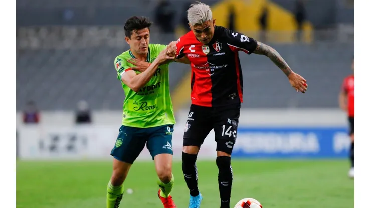 Fernando Madrigal, del Necaxa, y Luis Reyes, del Atlas, en el Clausura 2022.