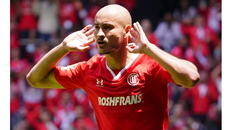Toluca, Estado de Mexico, 7 de agosto de 2022. Carlos González en festejo de gol, durante el partido de la jornada 7 del torneo Apertura 2022 de la Liga BBVA MX, entre los Diablos Rojos del Toluca y los Xolos de Tijuana, celebrado en el estadio Nemesio Diez. Foto: Imago7/ Rafael Vadillo