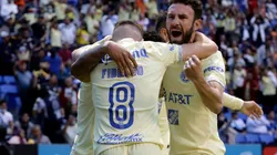 Álvaro Fidalgo y Miguel Layún festejan el gol del triunfo y del liderato.