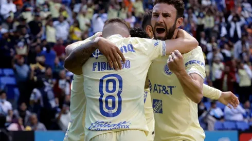 Álvaro Fidalgo y Miguel Layún festejan el gol del triunfo y del liderato.