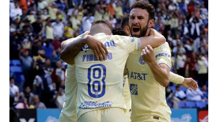Álvaro Fidalgo y Miguel Layún festejan el gol del triunfo y del liderato.