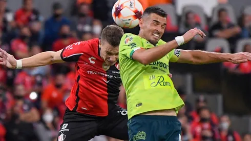 Duelo aéreo entre Julio Furch, del Atlas, y Fabricio Formiliano, del Necaxa.