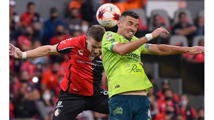 Duelo aéreo entre Julio Furch, del Atlas, y Fabricio Formiliano, del Necaxa.