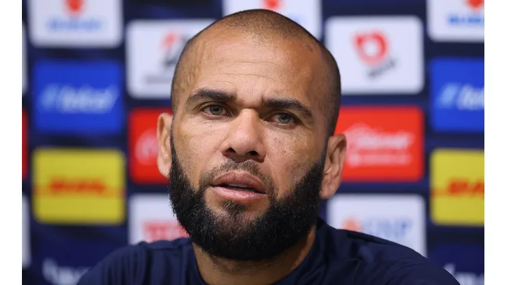 Dani Alves desmiente a Pumas.