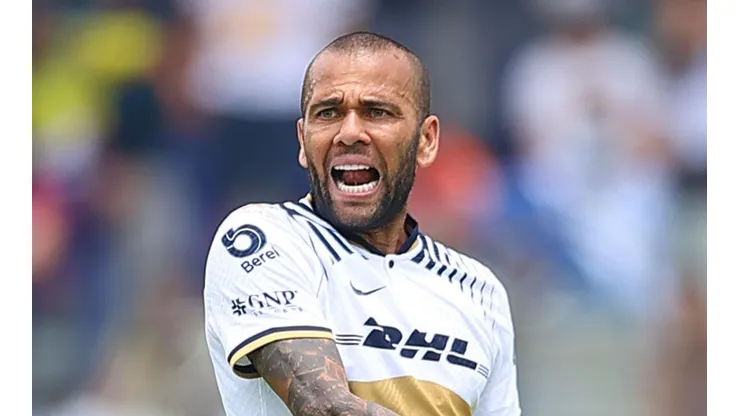 Dani Alves desmintió a los Pumas y hubo reacción del club.