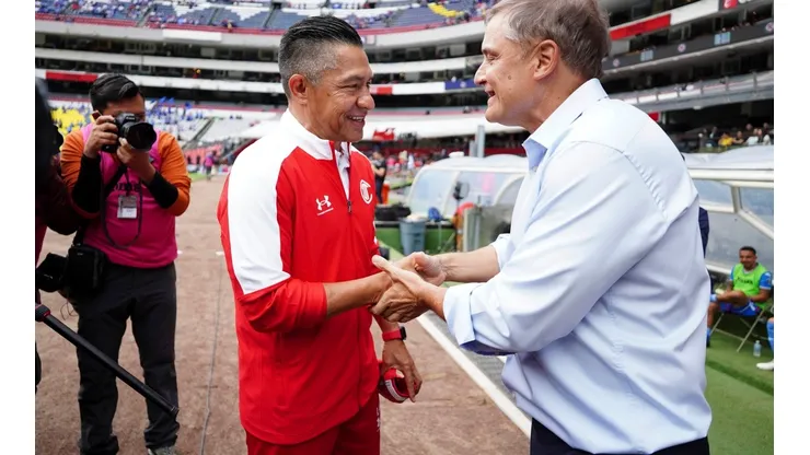 Diego Aguirre en saludo con Nacho Ambriz, actual entrenador del Toluca.