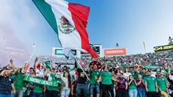 Aficionados de la selección mexicana en el Rose Bowl.