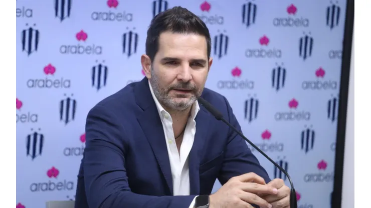 Duilio Davino en conferencia de prensa.