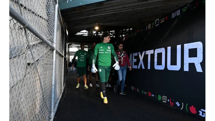 Guillermo Ochoa previo al entrenamiento de la selección mexicana en el Rose Bowl.