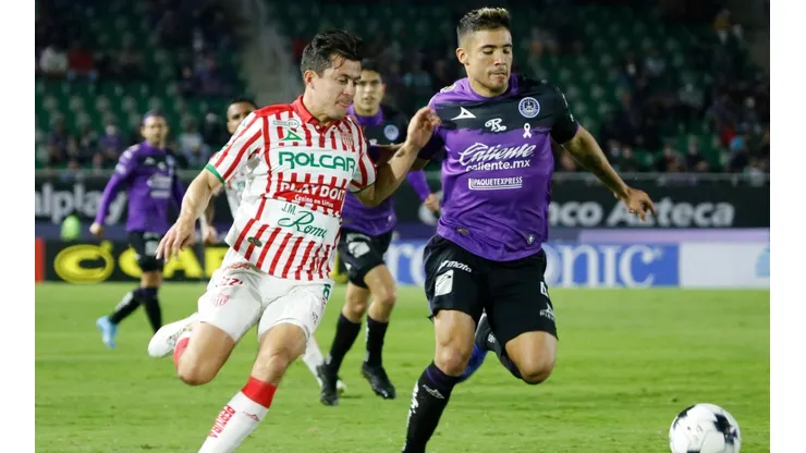 Fernando Madrigal del Necaxa y Nicolás Díaz del Tijuana en el torneo Clausura 2022.
