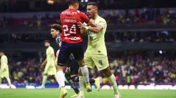 Ciudad de Mexico, 17 de septiembre de 2022. Carlos Cisneros y Sebastián Cáceres en conato de bronca, durante el partido de la jornada 15 del torneo Apertura 2022 de la Liga BBVA MX, entre las Águilas del America y las Chivas Rayadas del Guadalajara, celebrado en el Estadio Azteca. Foto: Imago7/ Eloisa Sánchez