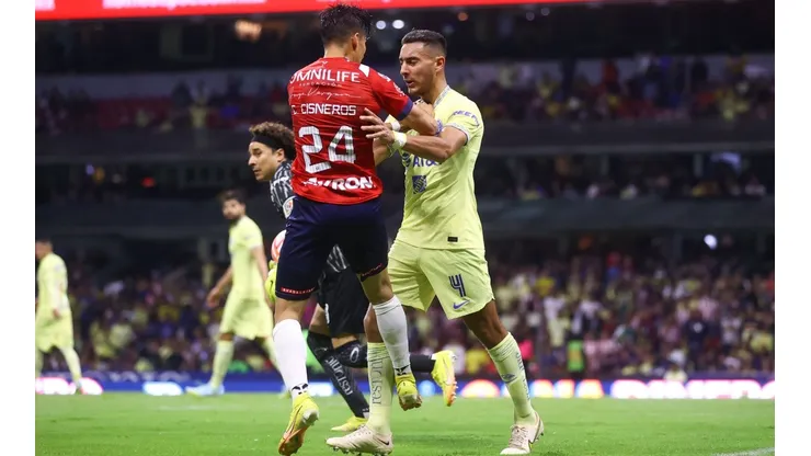 Ciudad de Mexico, 17 de septiembre de 2022. Carlos Cisneros y Sebastián Cáceres en conato de bronca, durante el partido de la jornada 15 del torneo Apertura 2022 de la Liga BBVA MX, entre las Águilas del America y las Chivas Rayadas del Guadalajara, celebrado en el Estadio Azteca. Foto: Imago7/ Eloisa Sánchez