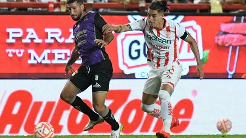 Gonzalo Sosa en una difícil actuación ante la defensa del Necaxa.