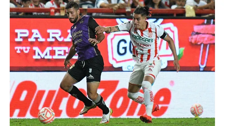 Gonzalo Sosa en una difícil actuación ante la defensa del Necaxa.