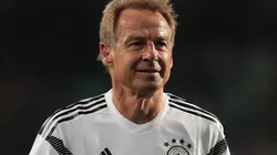 Jurgen Klinsmann en un partido de leyendas Alemania contra Italia.
