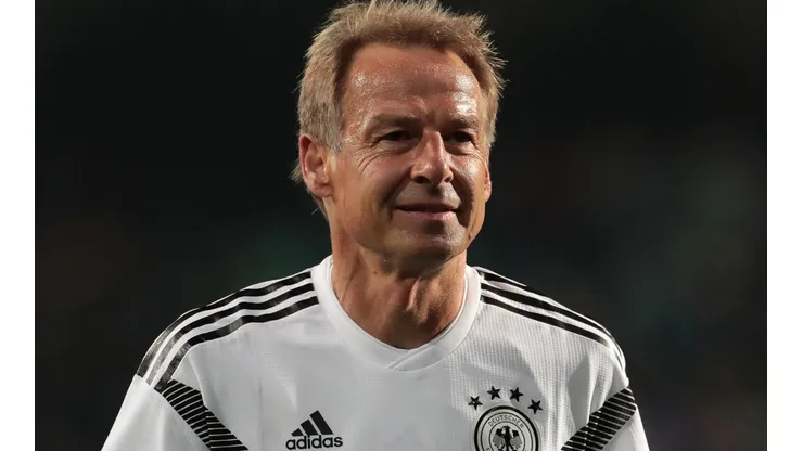 Jurgen Klinsmann en un partido de leyendas Alemania contra Italia.