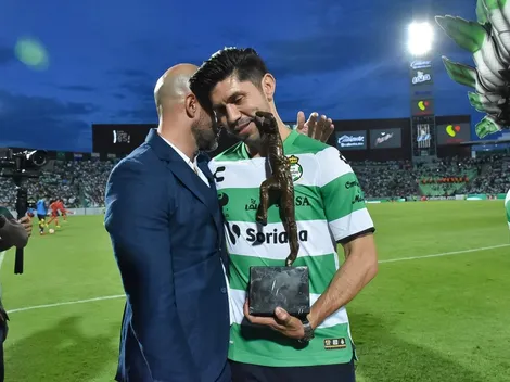 ¡Hasta las lágrimas! Oribe Peralta fue homenajeado por Santos Laguna