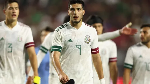 Raúl Jiménez se para en la primera línea de defensa al Tata Martino