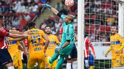 Nahuel Guzmán sacó cuando menos media docena de pelotas de gol.