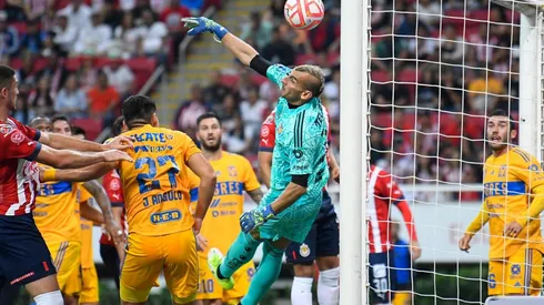Nahuel Guzmán sacó cuando menos media docena de pelotas de gol.