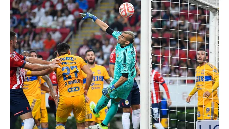 Nahuel Guzmán sacó cuando menos media docena de pelotas de gol.