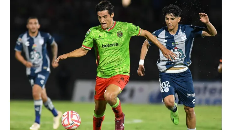 Fernando Arce, del Juárez, supera a Kevin Álvarez del Pachuca.