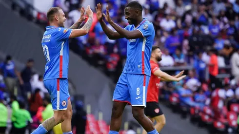 Ciudad de Mexico, 30 de julio de 2022. Rodolfo Rotondi y Gonzalo Carneiro, durante el partido de la jornada 6 del torneo Apertura 2022 de la Liga BBVA MX, entre la Máquina Celeste del Cruz Azul y los Rayos del Necaxa, celebrado en el estadio Azteca. Foto: Imago7/ Rafael Vadillo