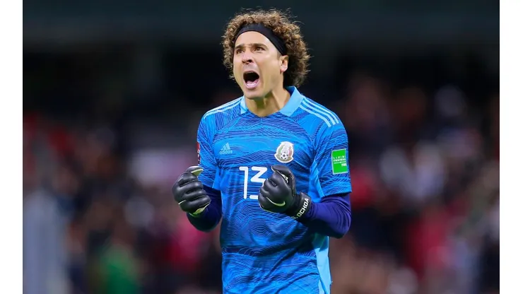 Guillermo Ochoa en partido de la eliminatoria mundialista a Qatar 2022.