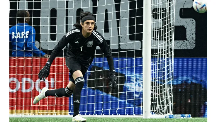 Carlos Acevedo con la selección mexicana en el partido contra Paraguay.