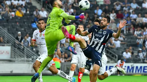 Camilo Vargas, del Atlas, contra Rodolfo Pizarro, del Monterrey, en el Clausura 2022.