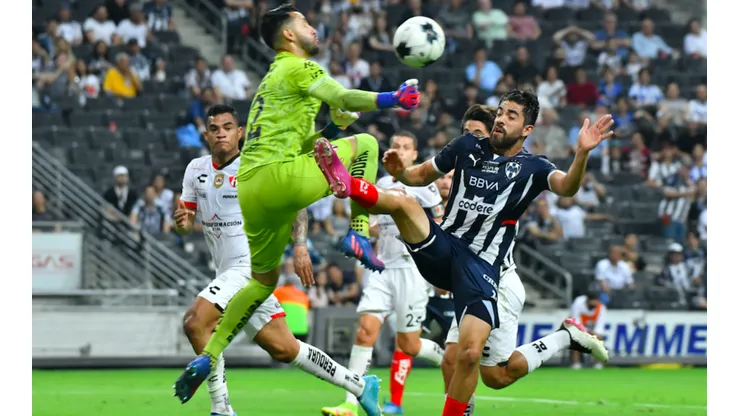 Camilo Vargas, del Atlas, contra Rodolfo Pizarro, del Monterrey, en el Clausura 2022.
