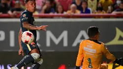 Duelo entre Roger Martínez de América y Luis Malagón en el Clausura 2022.