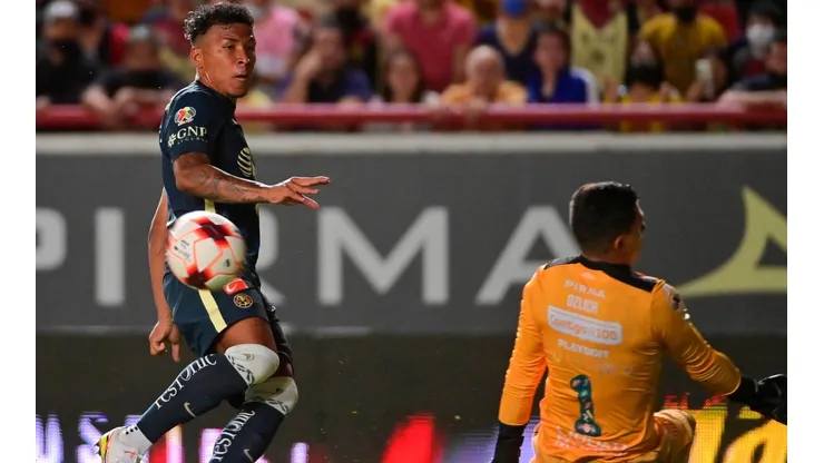 Duelo entre Roger Martínez de América y Luis Malagón en el Clausura 2022.