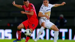 Daniel Álvarez, del Toluca, contra Efraín Velarde, de Pumas, en el Clausura 2022.