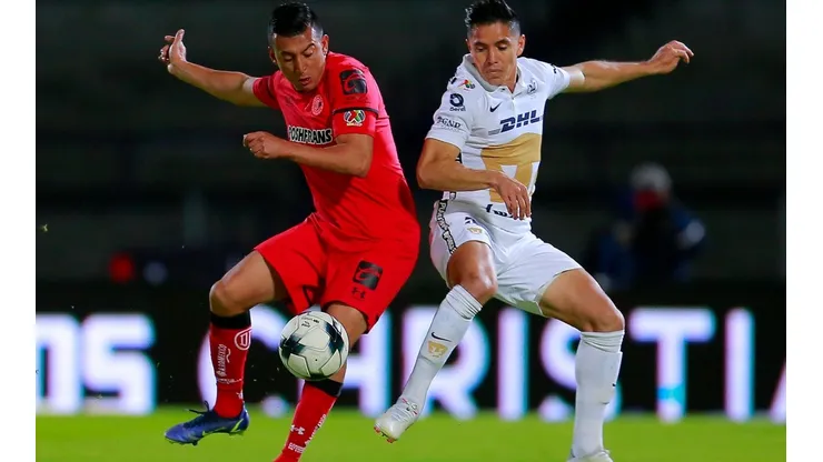Daniel Álvarez, del Toluca, contra Efraín Velarde, de Pumas, en el Clausura 2022.