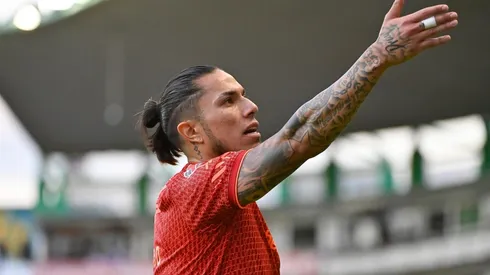 Carlos Salcedo en la cancha del estadio Nou Camp.