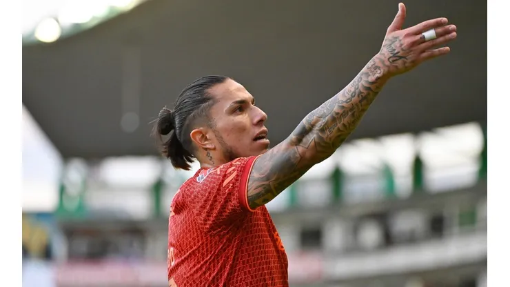 Carlos Salcedo en la cancha del estadio Nou Camp.