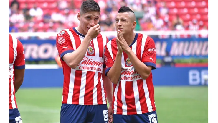 Zapopan, Jalisco, 2 de julio de 2022. Luis Olivas y Roberto Alvarado, durante el partido de la jornada 1 del torneo Apertura 2022 de la Liga BBVA MX, entre las Chivas Rayadas del Guadalajara y los Bravos de FC Juárez, celebrado en el estadio Akron. Foto: Imago7/Sandra Bautista