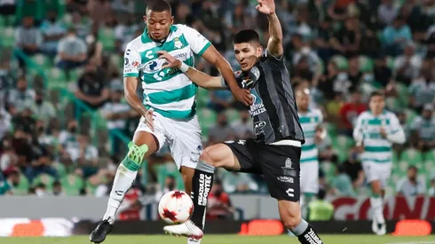 Harold Preciado, del Santos, contra Miguel Tapias, del Pachuca.