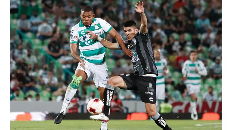 Harold Preciado, del Santos, contra Miguel Tapias, del Pachuca.