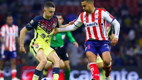 Álvaro Fidalgo, del América, contra Andrés Iniestra, del Atlético de San Luis en el Clausura 2022.