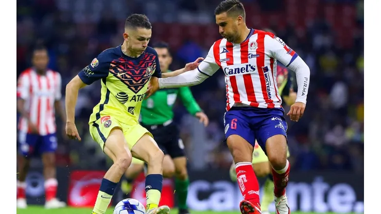 Álvaro Fidalgo, del América, contra Andrés Iniestra, del Atlético de San Luis en el Clausura 2022.