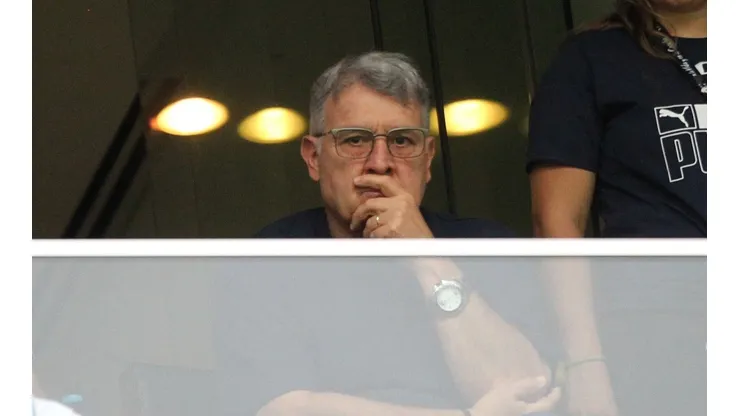 Gerardo el Tata Martino en un palco del estadio BBVA.