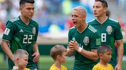 Chicharito Hernández en arenga a sus compañeros durante Rusia 2018.