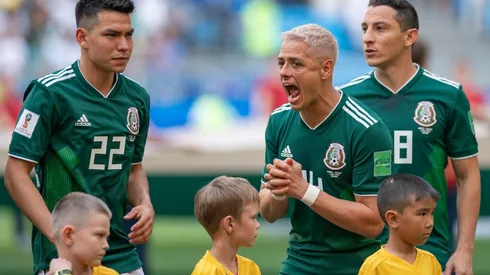 Chicharito Hernández en arenga a sus compañeros durante Rusia 2018.