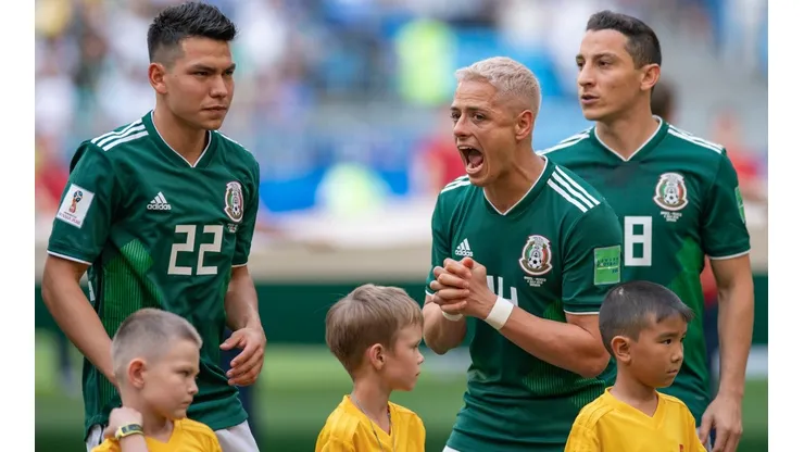 Chicharito Hernández en arenga a sus compañeros durante Rusia 2018.