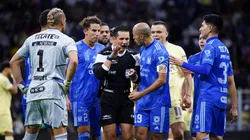El árbitro del encuentro rodeado por los futbolistas de Tigres.