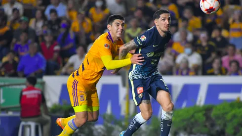 Jesús Angulo, de Tigres, contra Diego Valdés, del América, en el Clausura 2022.