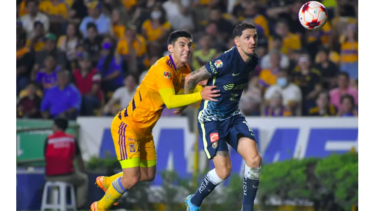 Jesús Angulo, de Tigres, contra Diego Valdés, del América, en el Clausura 2022.