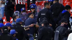 Aficionados desalojados en el estadio Azteca.